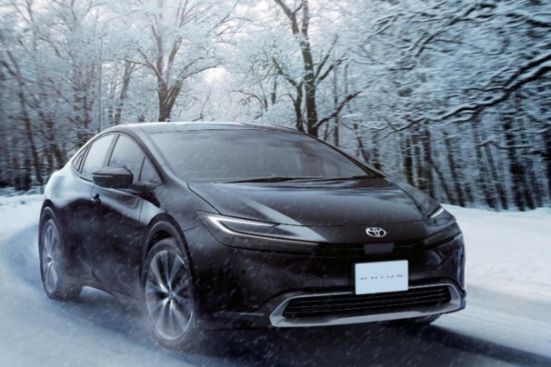 トヨタカローラ札幌　新型プリウス　雪道　4WD　四駆