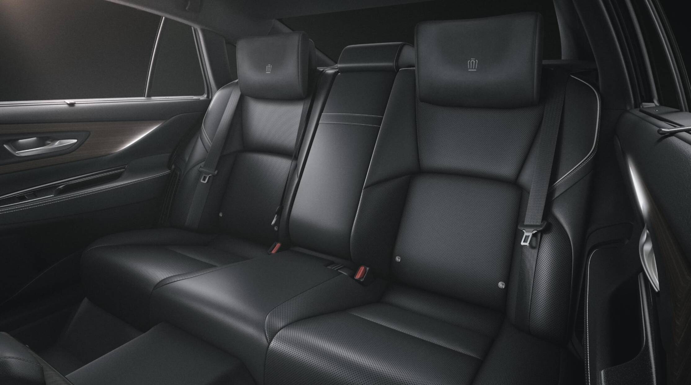 新型クラウンセダン！後席　フットレスト　未使用品　2個セット 新型クラウンを発売 | AGHトヨタ札幌