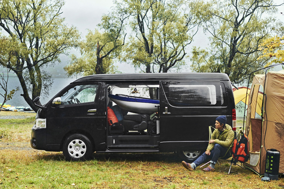 在庫有り！ハイエース後席用テーブル lot56車中泊 ハイエースを車中泊