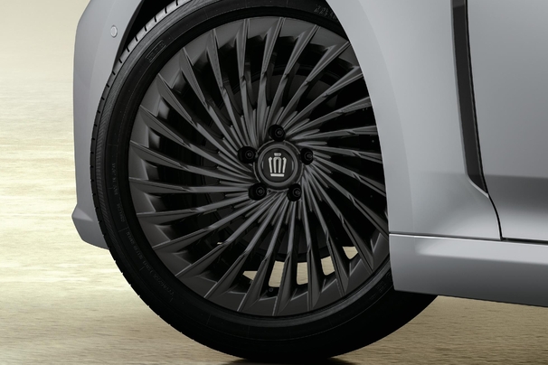 70th anniversary 特別装備●245/45ZR20タイヤ&20×8 1/2Jアルミホイール(マットブラック塗装)