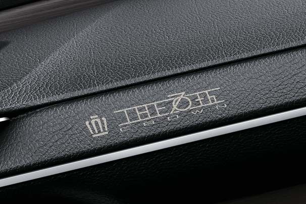 70th anniversary 特別装備●専用レーザー加飾(THE 70th ロゴ入り/インストルメントパネル)