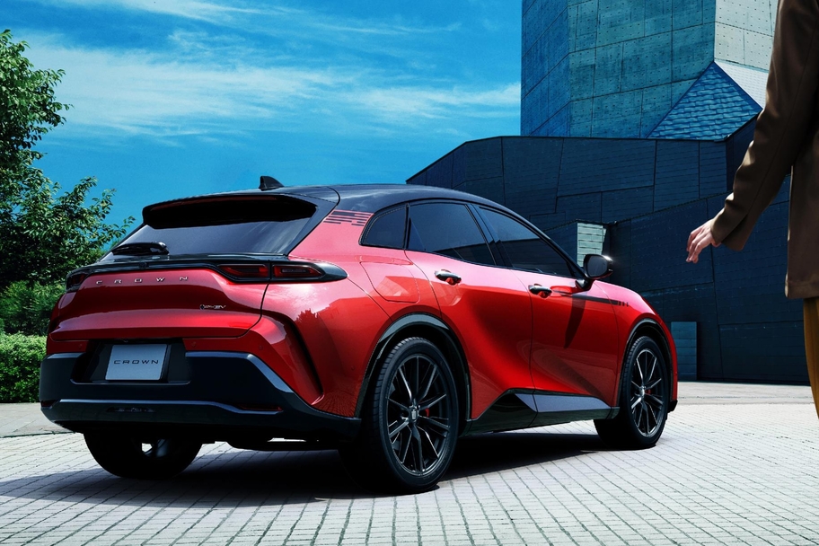 【モデル入り素材】SPORT RS(2.5Lプラグインハイブリッド車)