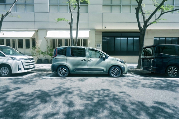 Z（ハイブリッド・2WD・7人乗り）