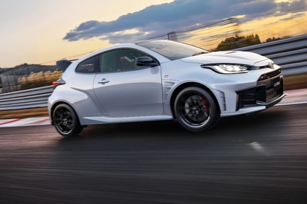 RZ“High performance” + Aero performance package［GR-DAT（8AT・4WD）］