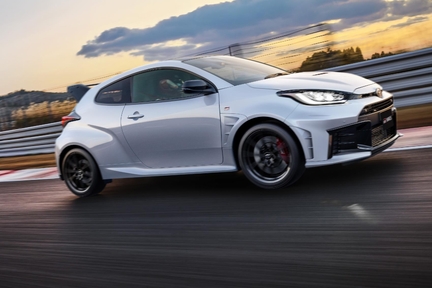 RZ“High performance” + Aero performance package［GR-DAT（8AT・4WD）］