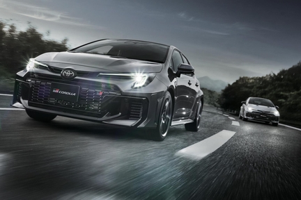 （左）：RZ［GR-DAT（8AT・4WD）］