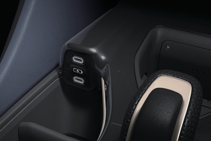 充電用USB端子（Type-C/センターコンソール前部2個・LED照明付）