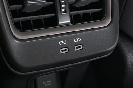 充電用USB端子（Type-C/センターコンソール後部2個・LED照明付）