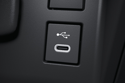 通信・充電用USB端子（Type-C/センターコンソールボックス内側1個）