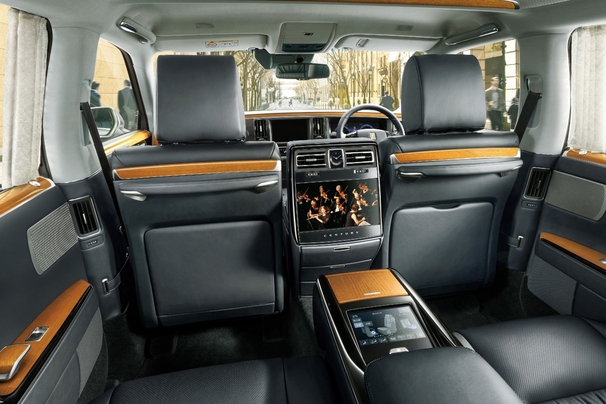 本革仕様（内装色：ブラック、本杢加飾：タモ杢［ブラウン］）、リヤドアカーテン&電動式バックウインドゥカーテンはメーカーオプション