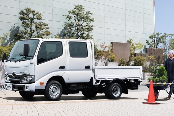 写真はダブルキャブ・2WD・ジャストロー・木製デッキ・1.0トン積・2.0Lガソリン車