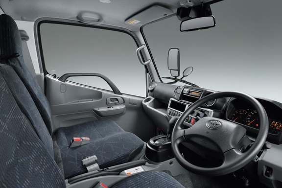 写真はシングルキャブ・2WD・ジャストロー・木製デッキ・1.5トン積・2.8Lディーゼル車の室内