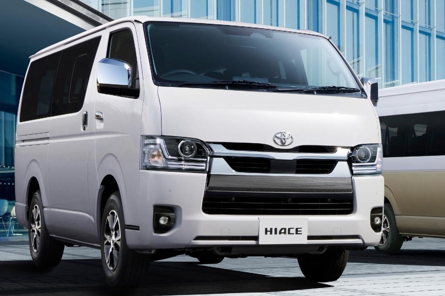 （左）：VAN・2WD・2800ディーゼル・標準ボディ・スーパーGL