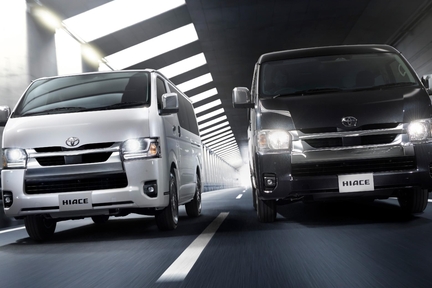 （左）：VAN・2WD・2800ディーゼル・標準ボディ・スーパーGL