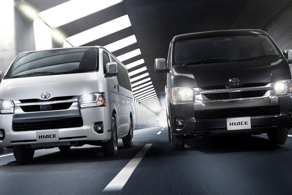 （左）：VAN・2WD・2800ディーゼル・標準ボディ・スーパーGL