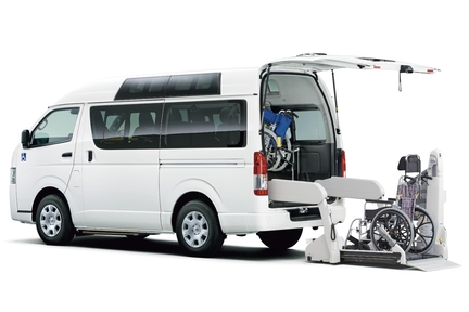 車いす仕様車“BUタイプ” ルーフサイドウインドゥ装着車 2WD・2000ガソリン ロングボディ ボディカラーはホワイト