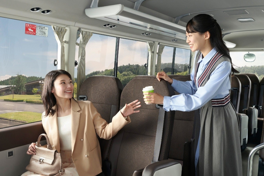 EX（冷蔵庫付28人乗り）の室内