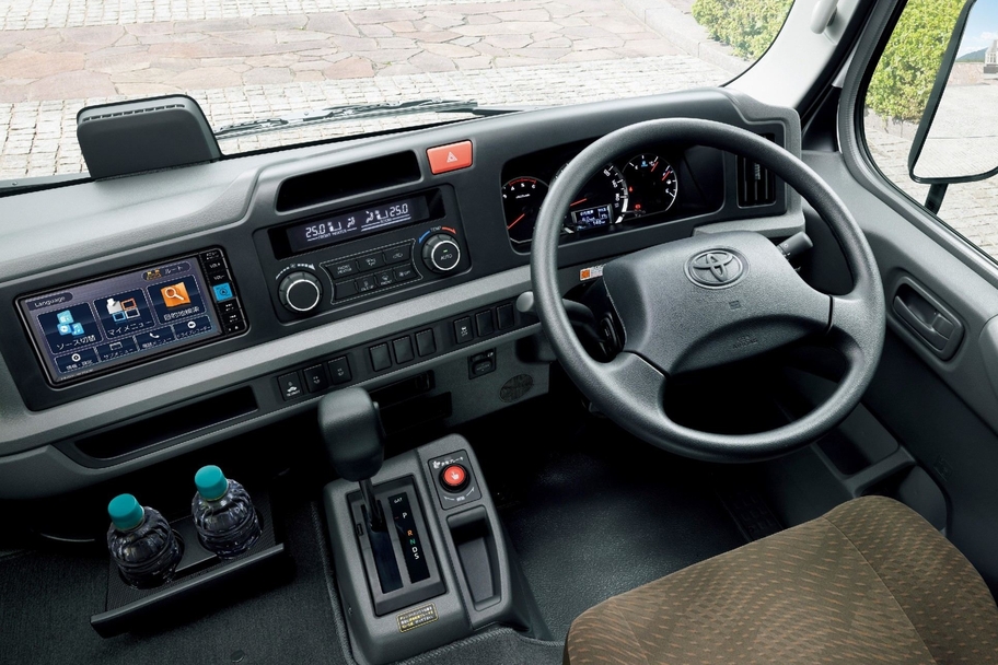 GX（ロングボディ車）の運転席