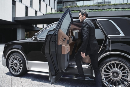 【モデル入り素材】乗降イメージ　ボディカラーは麟鳳（りんぽう）ブラック〈212〉×シルバー〈1L3〉［M31］