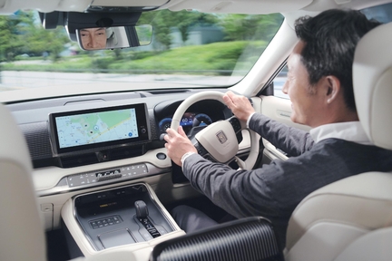 【モデル入り素材】自走イメージ　ボディカラーは白鶴（はっかく）プレシャスホワイトパール〈090〉×シルバー〈1L3〉［M34］