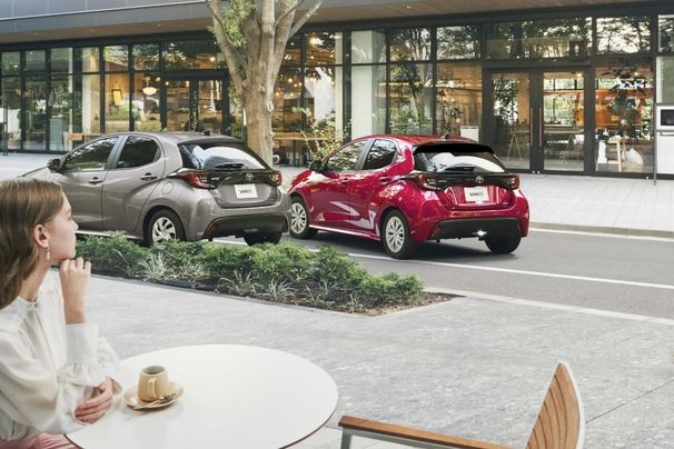 【モデル入り素材】（左）：G（ハイブリッド・2WD）