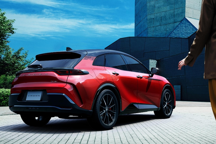 【モデル入り素材】SPORT RS(2.5Lプラグインハイブリッド車)