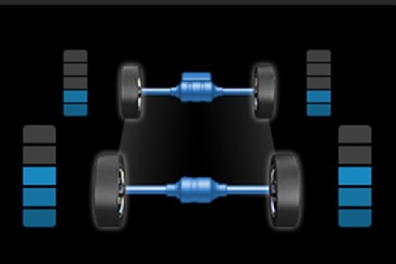 E-Four（電気式4WDシステム）［E-Four車に標準装備］