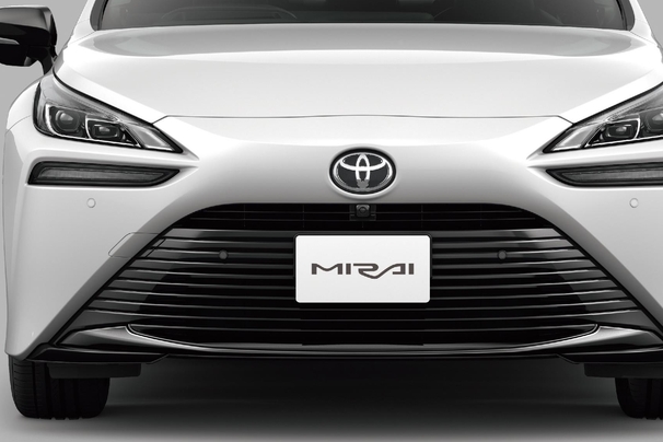 フロントグリル（ブラック）＆フロントグリル下部ガーニッシュ（漆黒メッキ加飾）