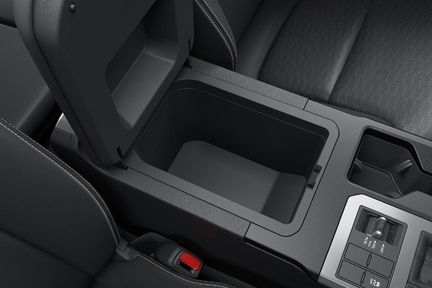 フロントアームレスト（ステッチ付）＆大型センターコンソールボックス