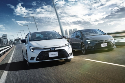 （左）：カローラ 特別仕様車 ACTIVE SPORT（2WD）