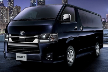 （左）特別仕様車スーパーGL“DARK PRIME II”（2WD・2800ディーゼル・標準ボディ）