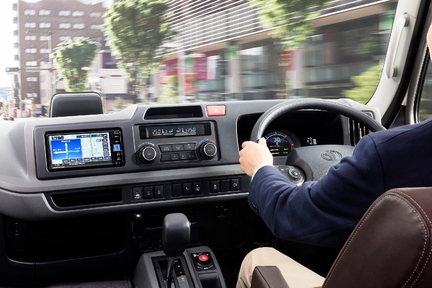 EX（冷蔵庫付28人乗り）の運転席