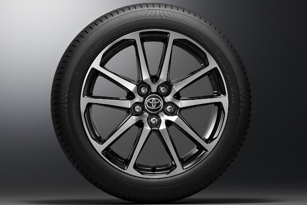 215/50R18タイヤ＆専用18インチアルミホイール（切削光輝/センターオーナメント付）