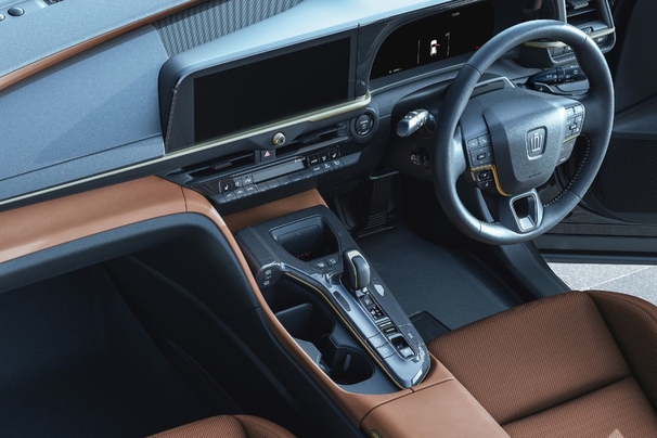 【モデル入り素材】SPORT Z（2.5Lハイブリッド車）