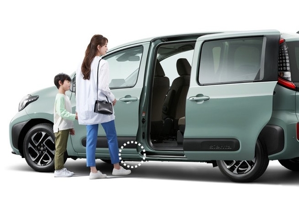 【モデル入り素材】ワンタッチスイッチ付ハンズフリーデュアルパワースライドドア（挟み込み防止機能付）